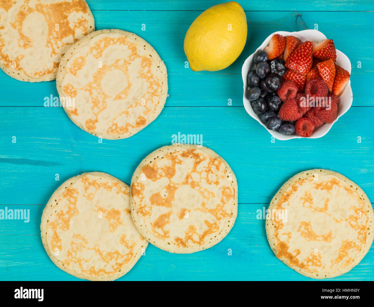 Faschingsdienstag frisch Zubereitetes leckeres Frühstück Pfannkuchen auf einem blauen Hintergrund Stockfoto