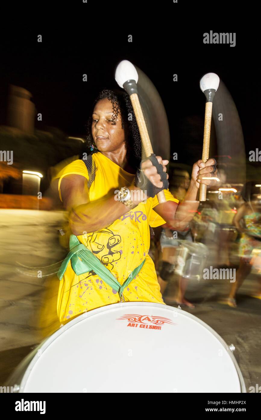 Brasilien, Rio de Janeiro. Probe der bloco das cacheadas, ein Karneval drums Gruppe von Mädchen mit lockigem Haar an der Praca cardeal Camara, Lapa Bezirk Stockfoto