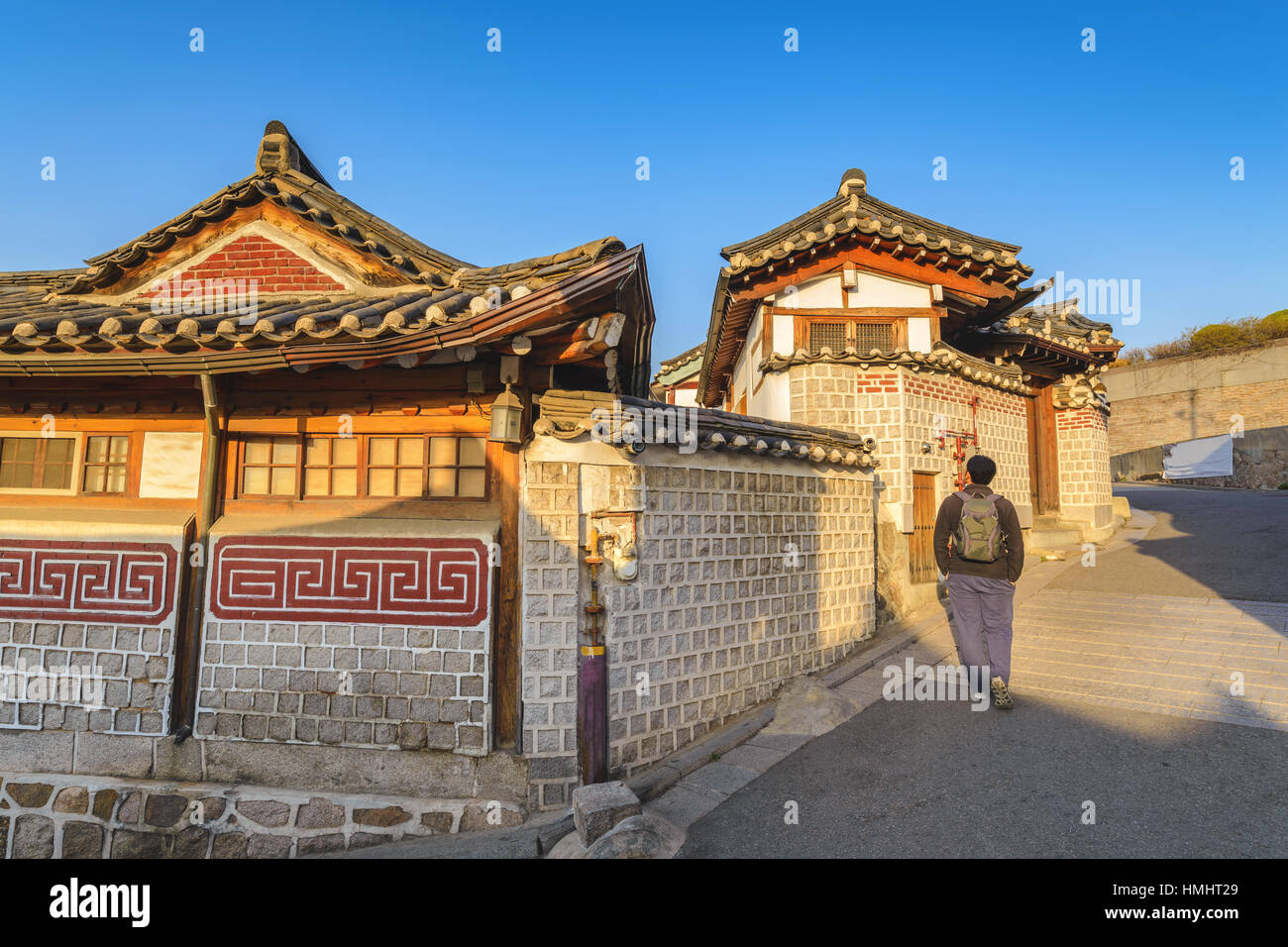 Tourist in Bukchon Hanok Village, Seoul, Südkorea Stockfoto