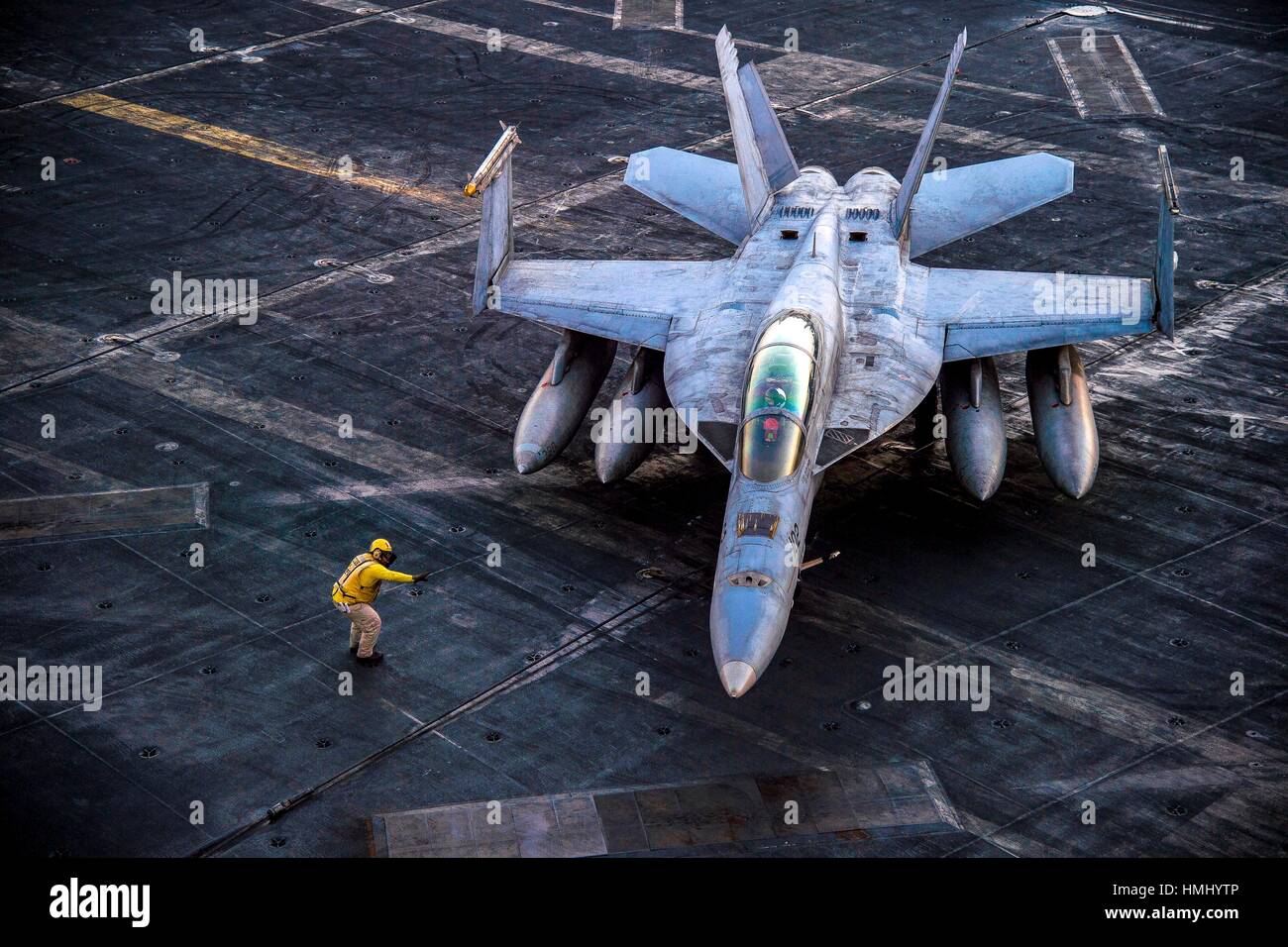 Arabian Gulf (nov. 14, 2016) eine F/A-18f Super Hornet, die Kämpfe schwertkämpfer von Strike Fighter Squadron (vfa) 32 Taxis auf dem Flug zugewiesene Stockfoto