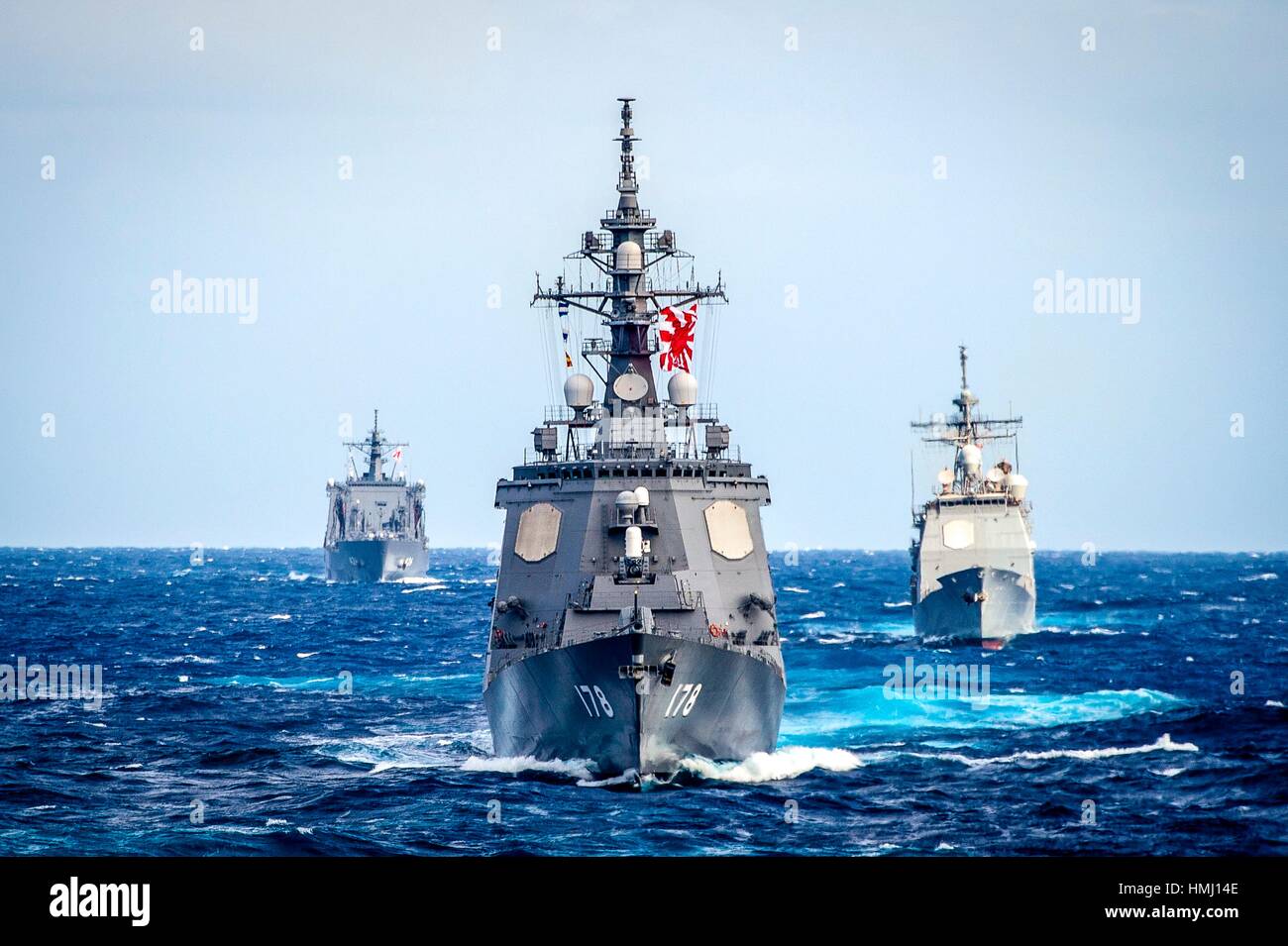 Philippinischen Meer (nov. 11, 2016) die Japan maritime Self-defence Force (jmsdf) Schiffe js ashigara (DDG178), Mitte, js oumi (FW 426), links, und der Stockfoto