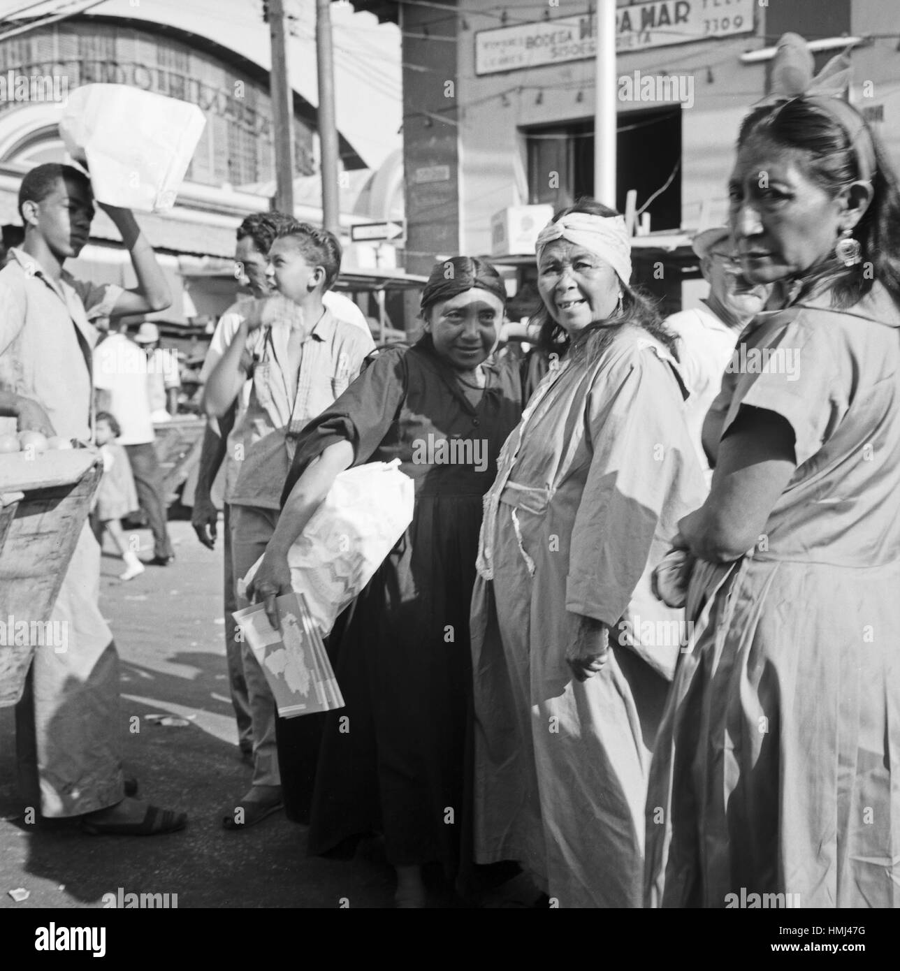 Frauen der Goajira-Indianer Auf Einem Markt in Maracaibo, Venezuela 1966. Indigene Frauen von Goajira bei Mart in Maracaibo, Venezuela 1966. Stockfoto