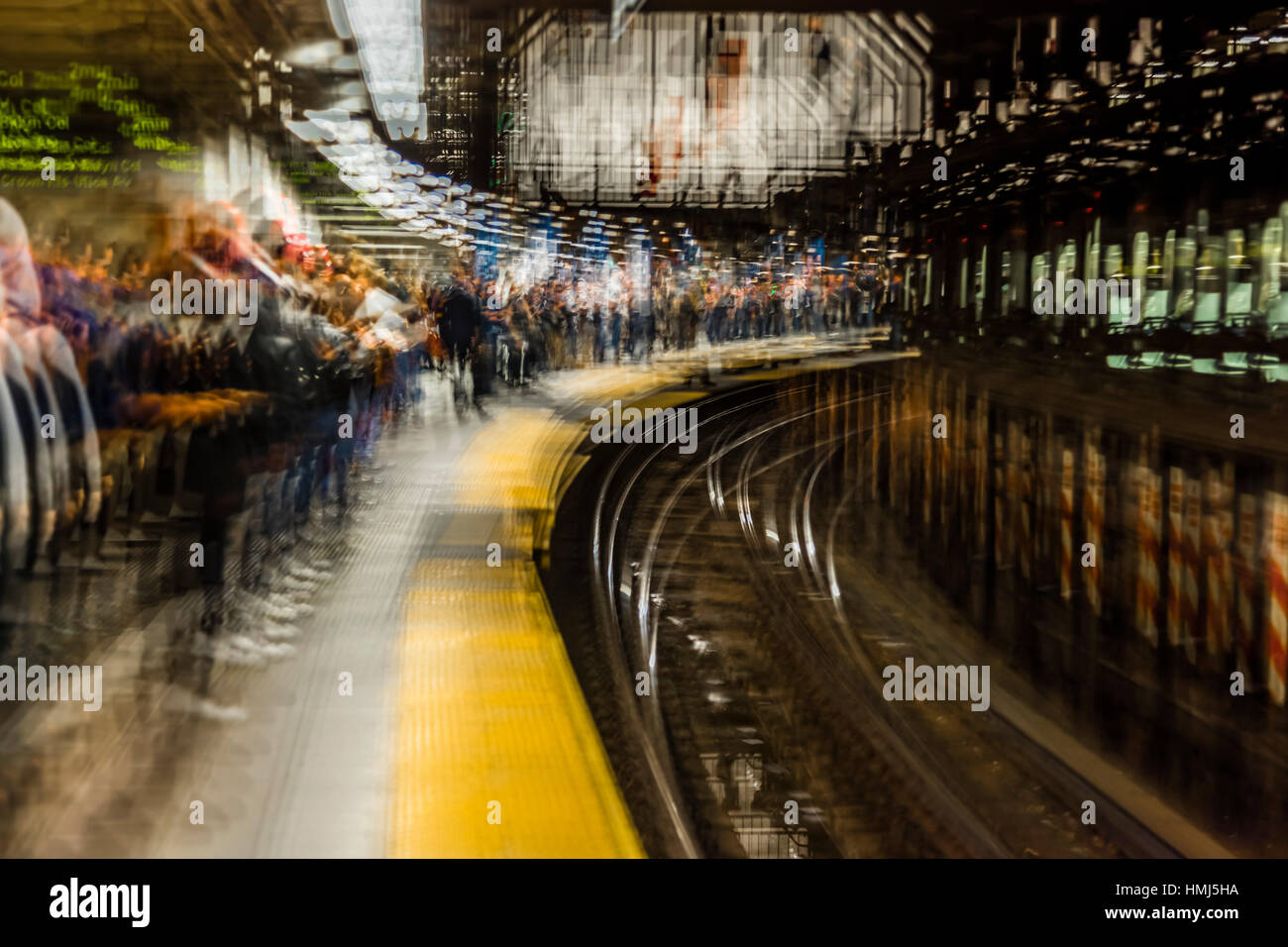 24. Oktober 2016 - verschwommen impressionistischen Blick auf u-Bahn-Fahrer in NYC u-Bahn Zug, Zug - Spezialeffekt warten Stockfoto