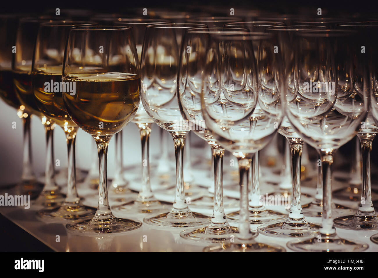 Viele Gläser mit Weißwein Stockfoto