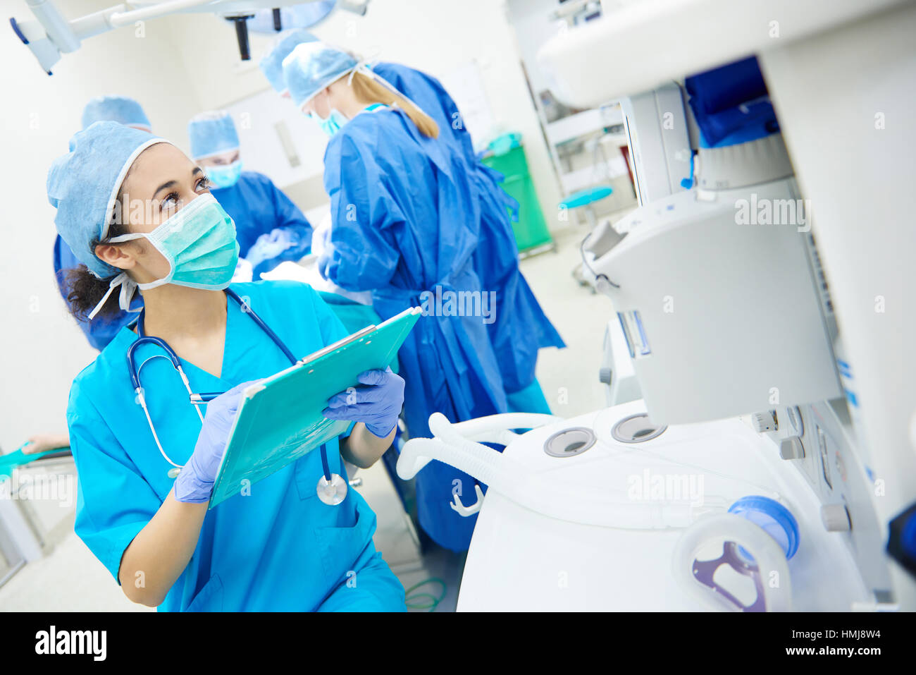 Krankenschwester, die Überprüfung aller Parameter Stockfoto