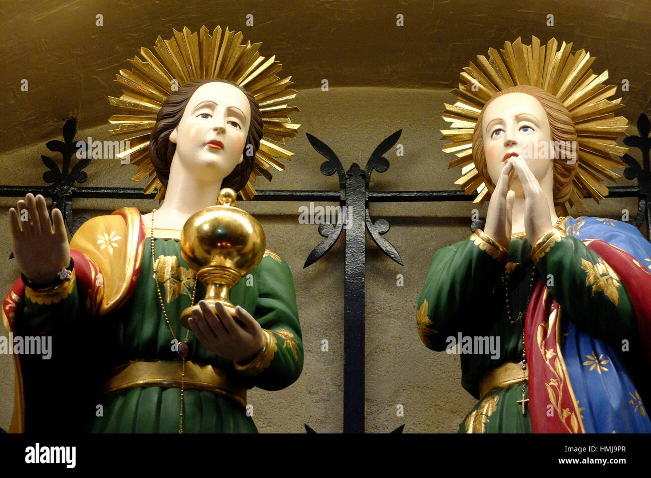 Statuen von zwei Marys in der Kirche in Les SaintesMarie De La mer