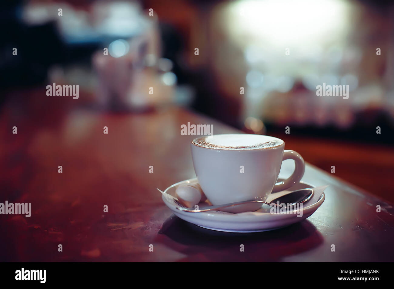 Tasse Cappuccino auf dem Tisch, unscharfen Hintergrund Stockfoto