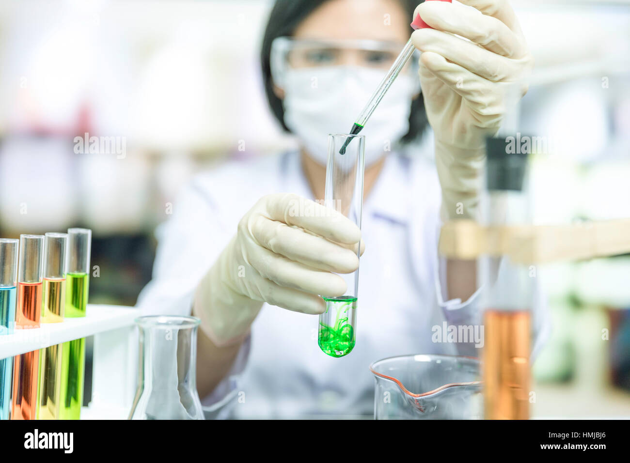 Weiblicher Wissenschaftler forschen im Labor Stockfoto