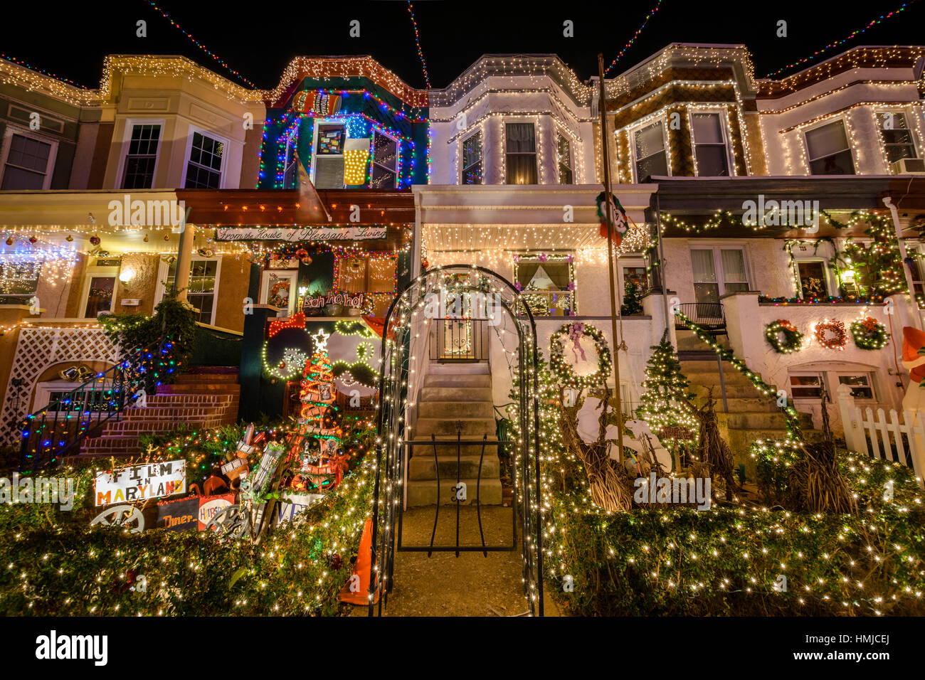 Urlaub / Weihnachtsbeleuchtung am Gebäude in Hampden, Baltimore Maryland in der Nacht Stockfoto