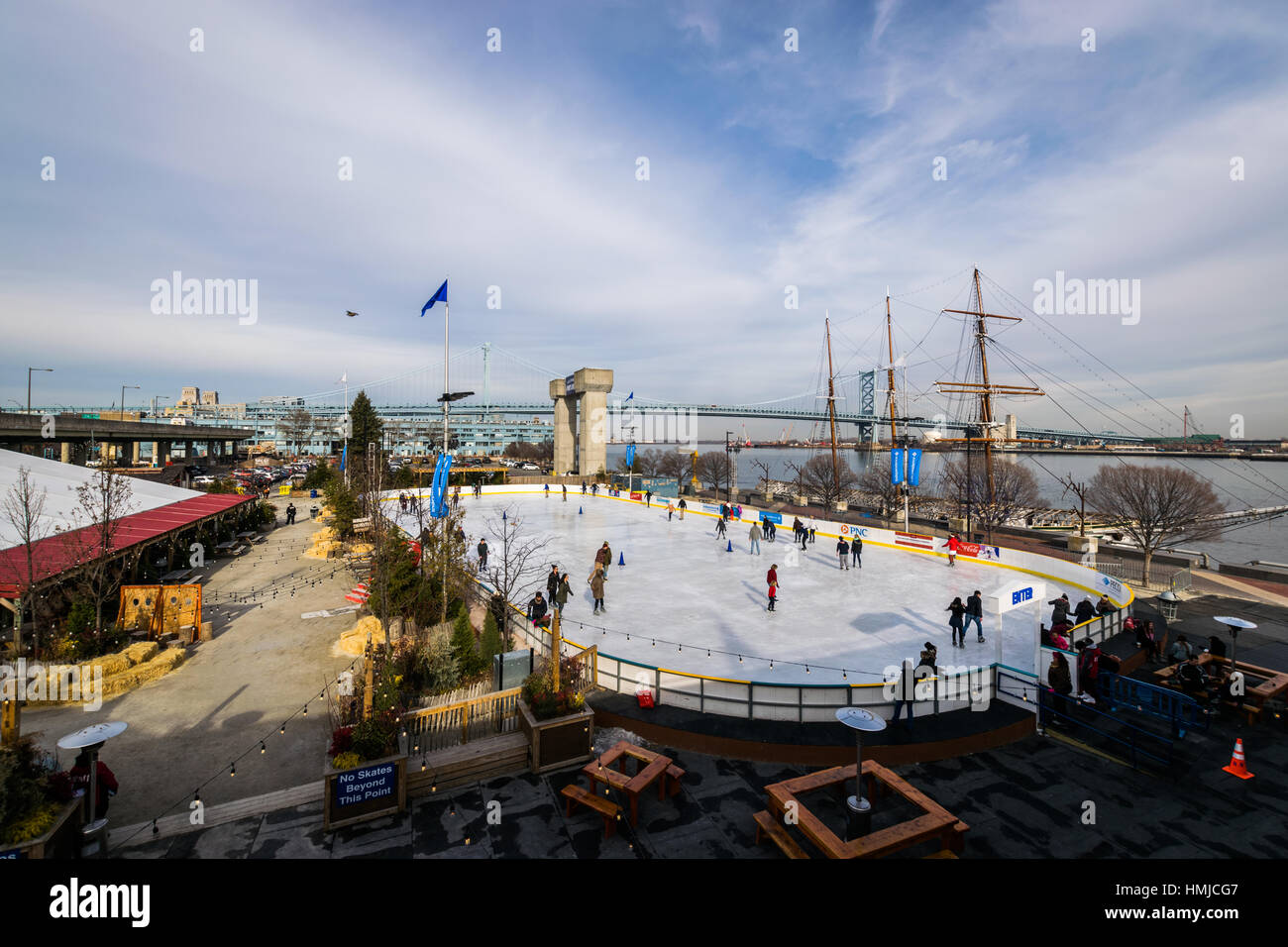 Eisbahn im großen Plaza in Penns Peir in Philadelphia, Pennsylvania Stockfoto