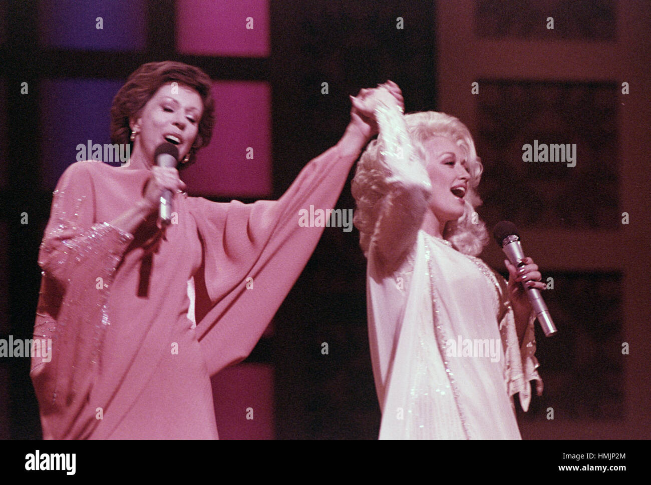 US-amerikanische Sängerin Dolly Parton und Carol Channing fotografiert circa 1980. Stockfoto