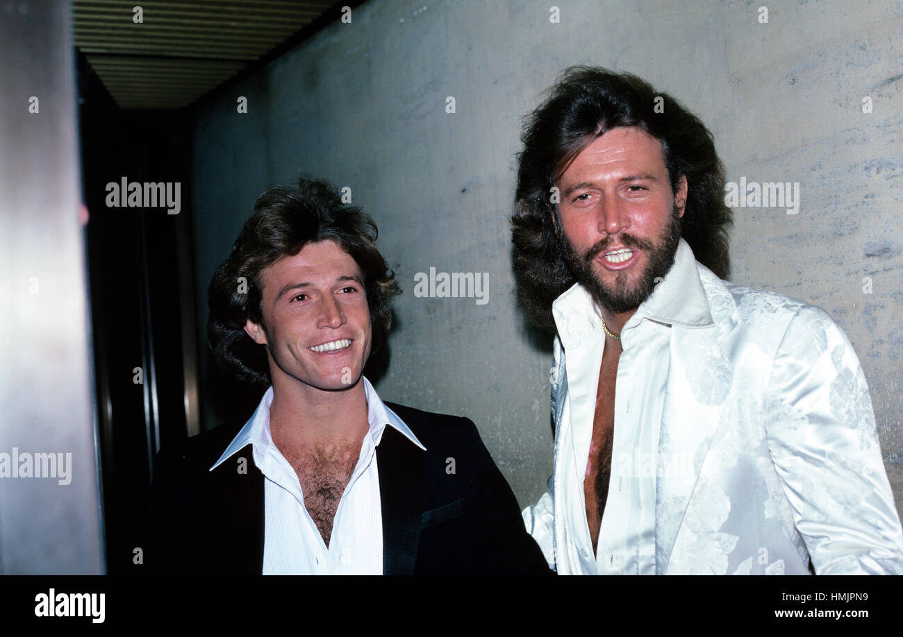 Andy Gibb und Barry Gibb von den Bee Gees sind bei einer Grammy-Party statt im Four Seasons in den 1990er Jahren fotografiert. Stockfoto