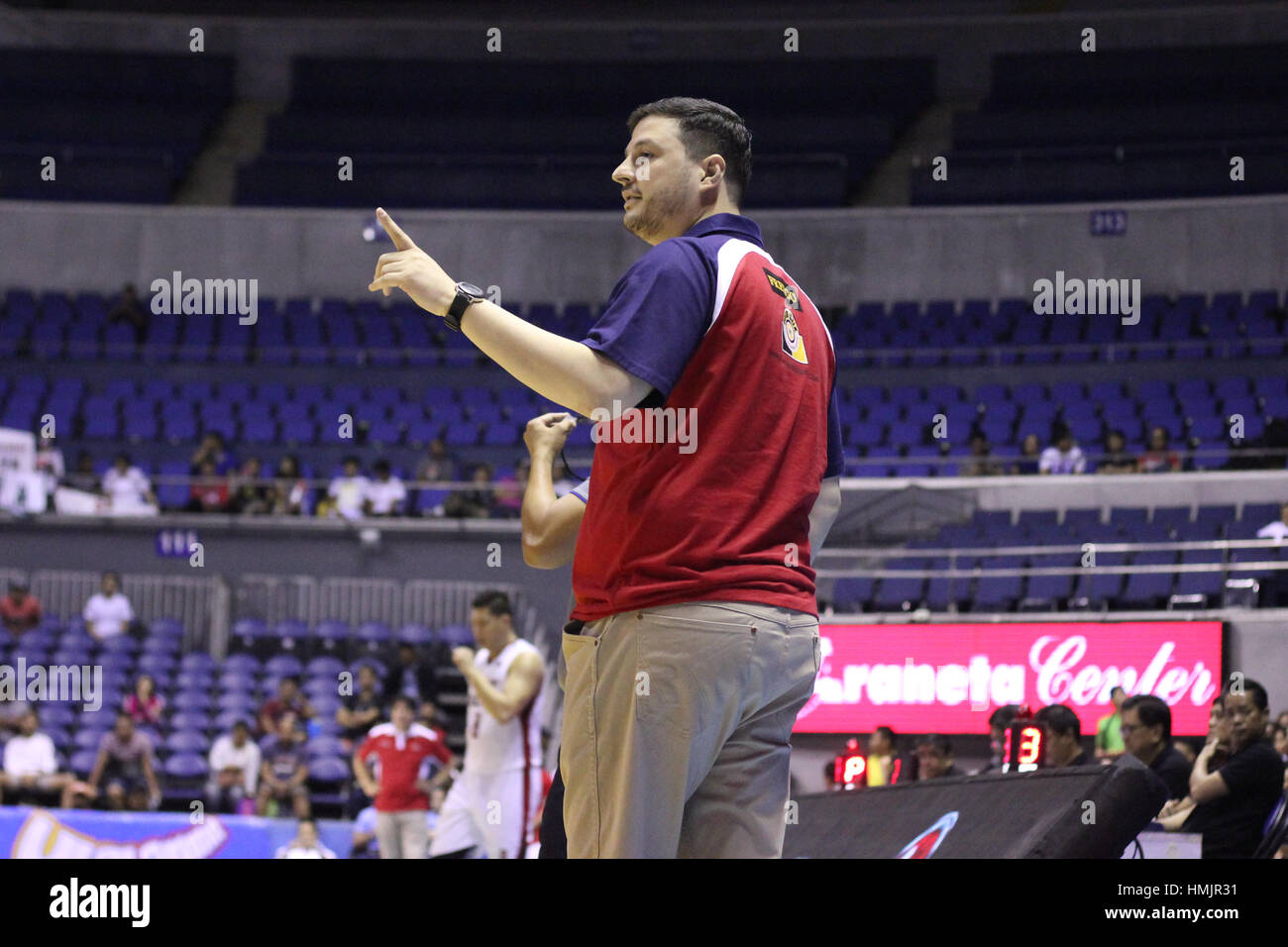 Quezon City, Philippinen. 3. Februar 2017. Coach Caloy Garcia von ruft Regen oder Sonnenschein, ein Spiel in der zweiten Jahreshälfte ihre Basketball-Spiel gegen Blackwater. Bildnachweis: Dennis Jerome Acosta/Pacific Press/Alamy Live-Nachrichten Stockfoto