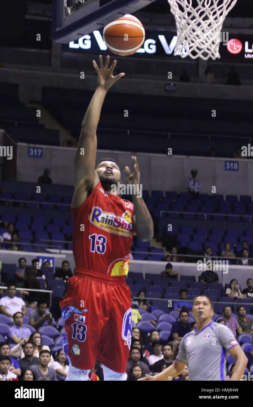 Quezon City, Philippinen. 3. Februar 2017. Maverick Ahmnisi of Rain or Shine wandelt eine offene Lay-up während ihre Playoff-Eliminator Spiel gegen Blackwater. Bildnachweis: Dennis Jerome Acosta/Pacific Press/Alamy Live-Nachrichten Stockfoto