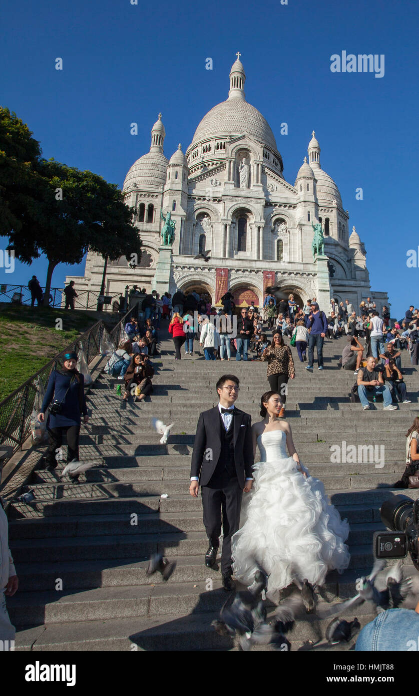 Hochzeit zu zweit am Sacre Coeur in Paris Stockfoto