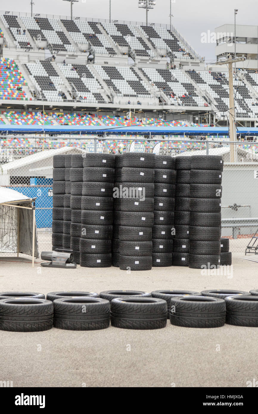 Stapel von Michelin Regenreifen sind für den Einsatz in der GTLM Klasse Autos 2017 Rolex 24 auf dem Daytona International Speedway statt. Stockfoto