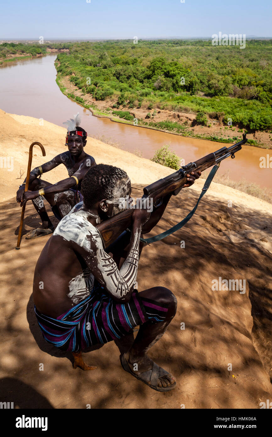Männer vom Stamm Karo bewachen ihre nieder Dorf Omo-Tal, Äthiopien Stockfoto