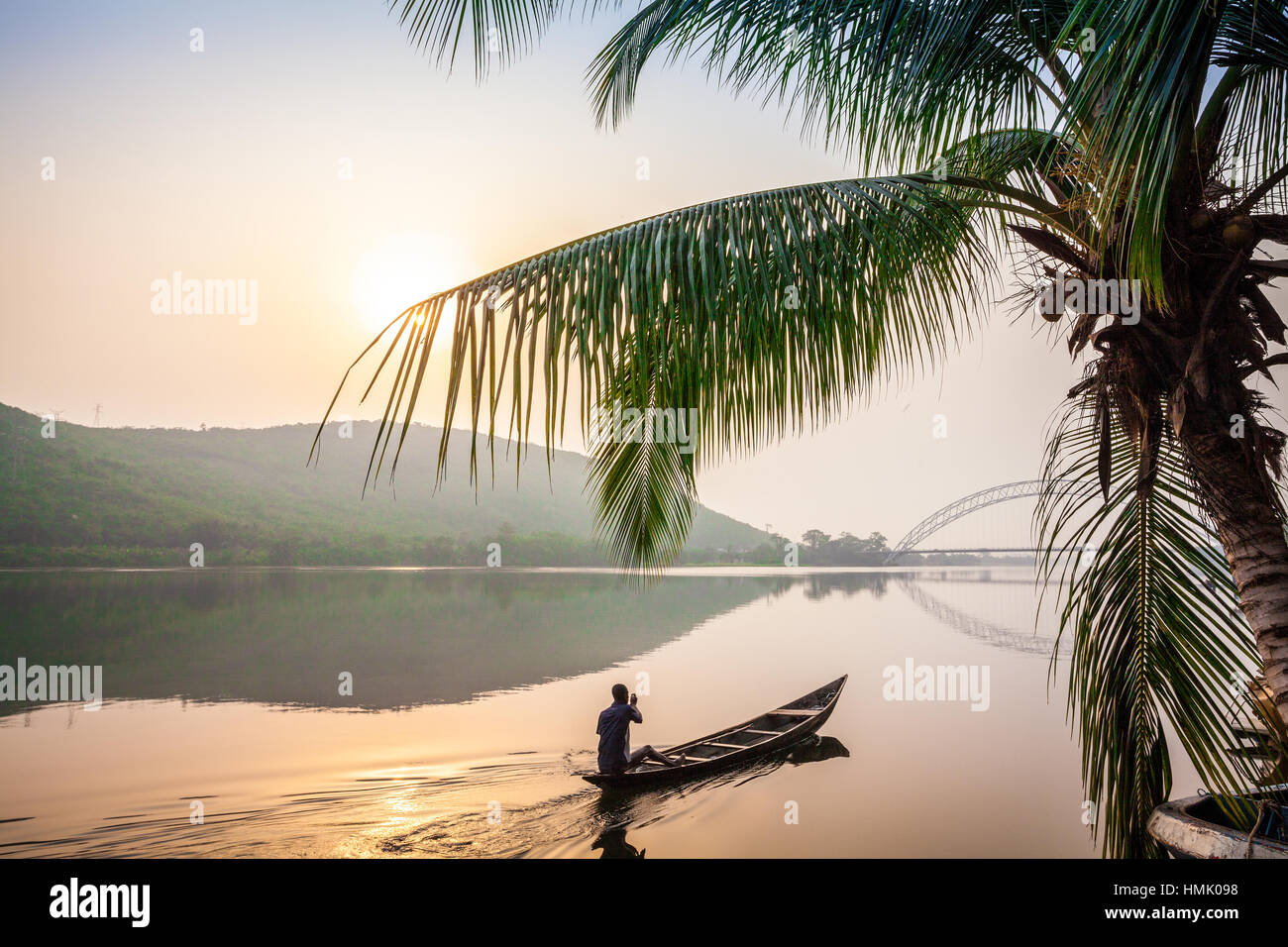 Lokalen paddeln in hölzernen Kanus, Volta Fluß, Ghana, Afrika Stockfoto
