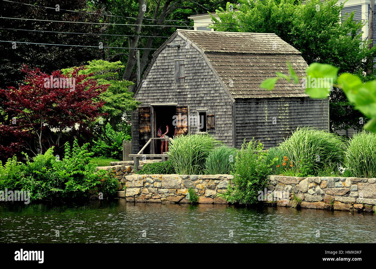 Sandwich, Massachusetts - 13. Juli 2015: Mühlenteich und 1637 Dexter Grist Mill, schleift eine voll funktionsfähige Anlage, die weiterhin Maismehl Mehl Stockfoto