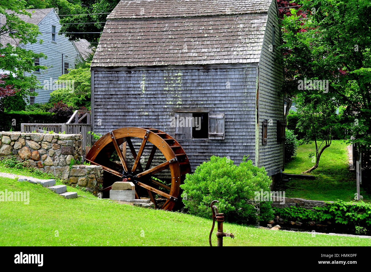 Sandwich, Massachusetts - Juli 13, 2015:1637 Dexters Grist Mill mit hölzernen Wasserrad ist eine voll funktionsfähige Einrichtung, die nach wie vor produzieren co Stockfoto