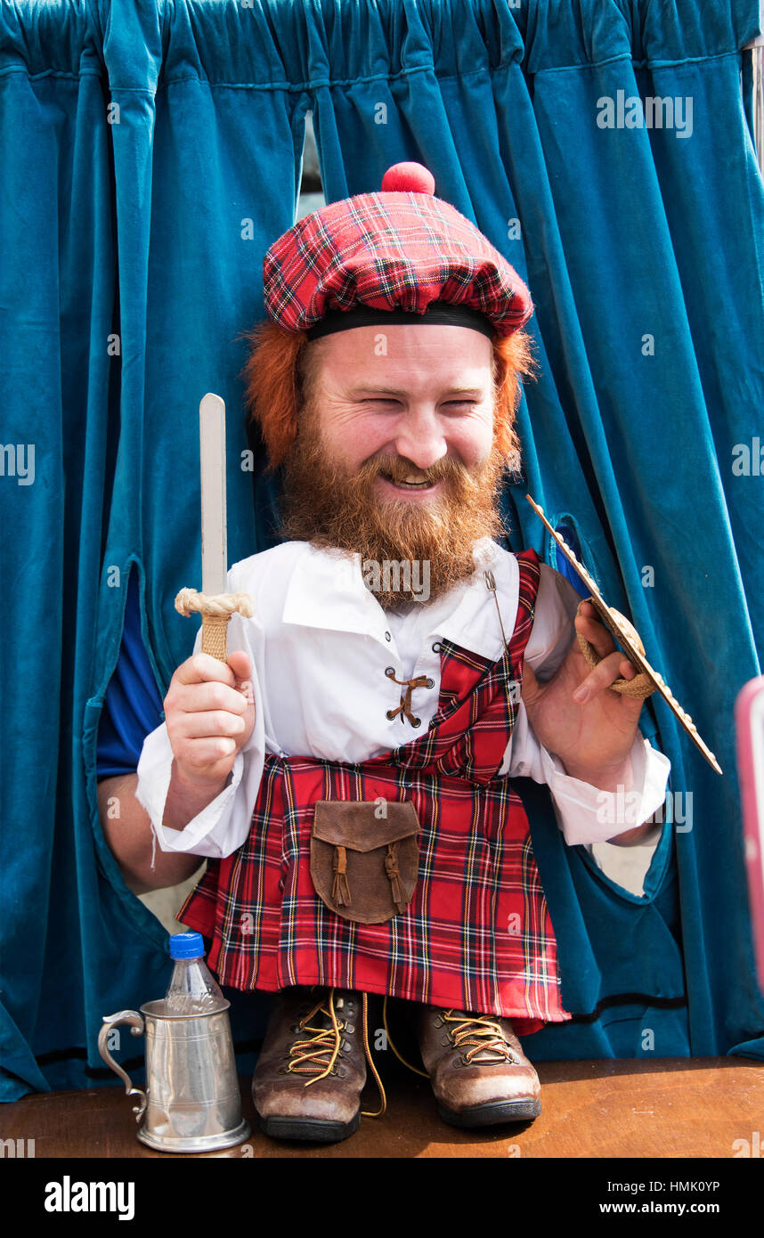 Lustige Edinburgh Fringe Darsteller in der High Street unterhalten die Massen. Stockfoto