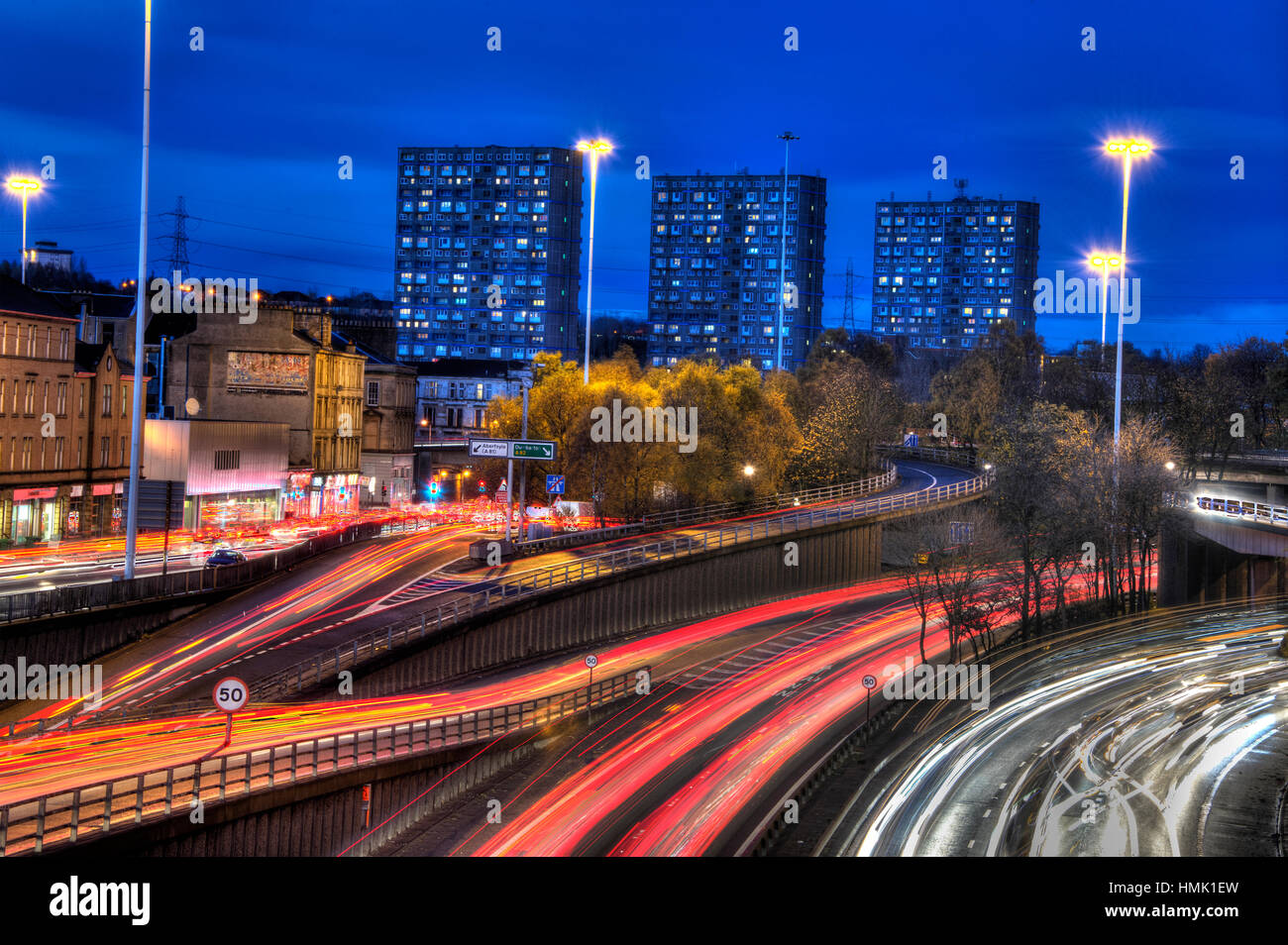 Am Abend Feierabendverkehr am Charing Cross Glasgow mit Blick auf die Autobahn M8. Stockfoto