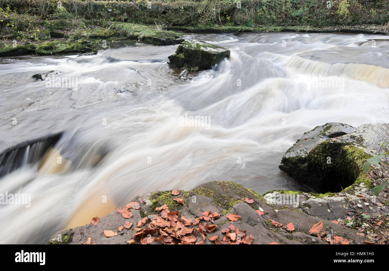Fließendes Wasser in die Töpfe Gartness, Endrick Wasser Stockfoto