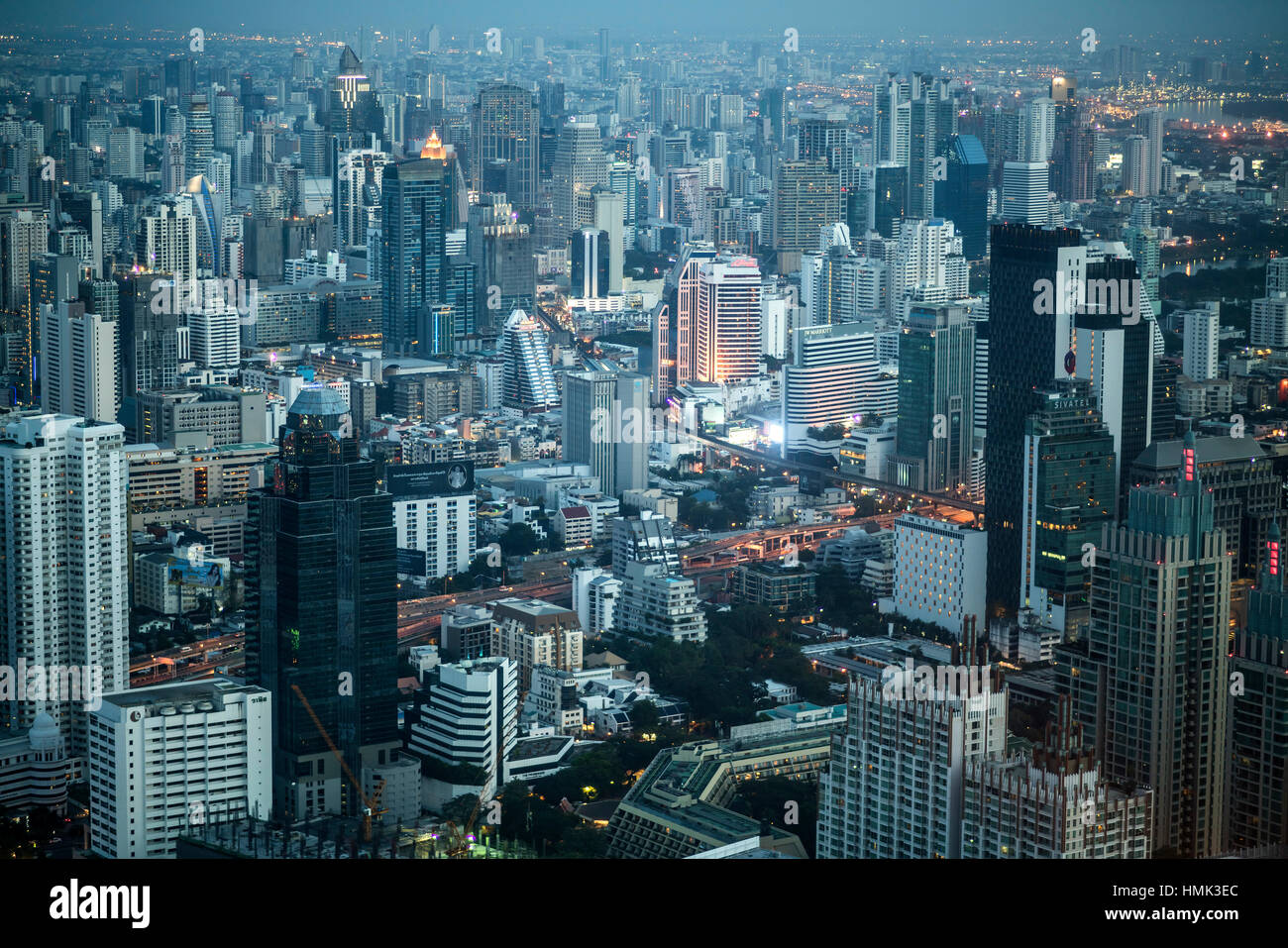 Skyline mit Wolkenkratzern, Stadtbild in der Abenddämmerung, Bangkok, Thailand Stockfoto