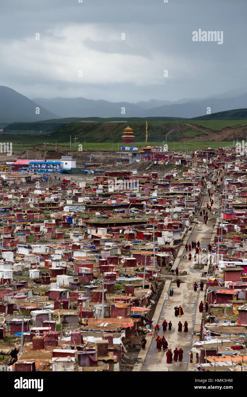 Yarchen Gar Kloster und Kloster (亚青寺) in Sichuan, China. Diese klösterliche Gemeinschaft in den letzten Jahren vom kleinen Fluss Camp große Siedlung umfasst mittlerweile Stockfoto