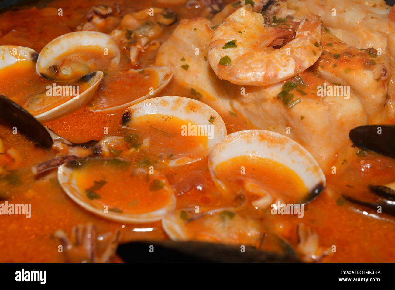 Leckere Fischsuppe mit Kabeljau, Garnelen, Muscheln und anderen Weichtieren Stockfoto