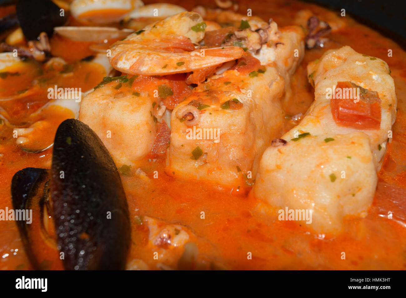 Leckere Fischsuppe mit Kabeljau, Garnelen, Muscheln und anderen Weichtieren Stockfoto