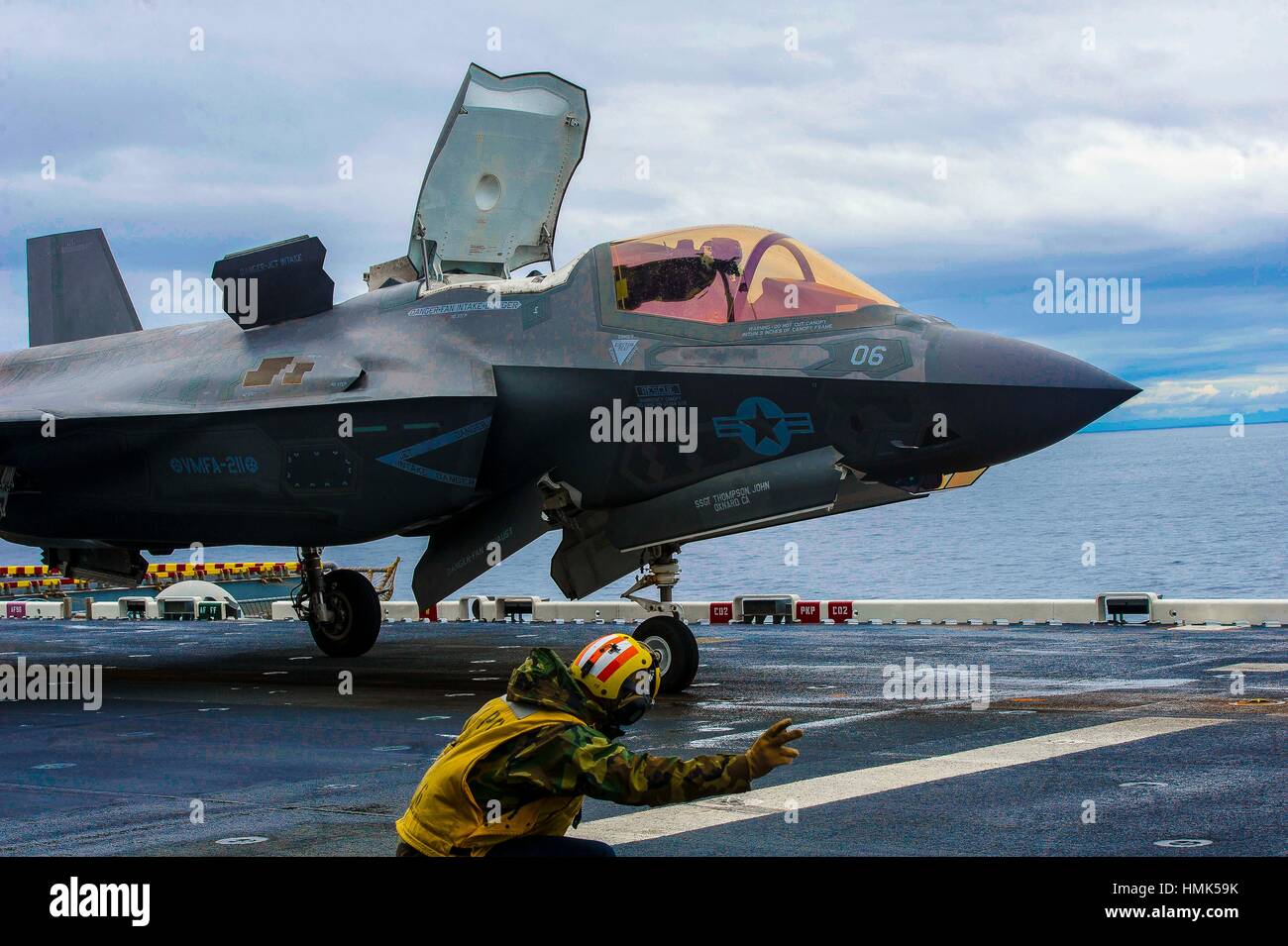 Pazifik (Okt. 30, 2016) eine F-35b Blitz ii Flugzeuge aus der Flight Deck der Amphibisches Schiff uss America gestartet wird (lha 6). Stockfoto