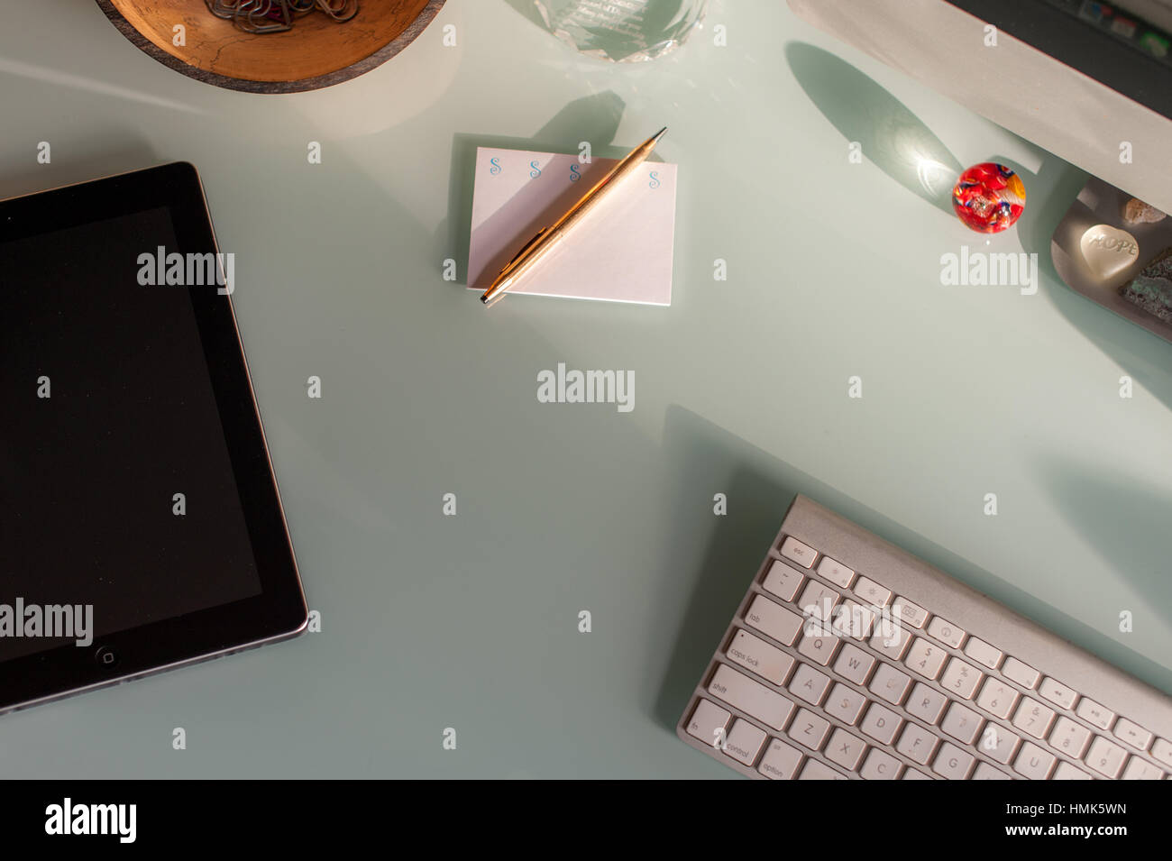 Bürotisch von oben fotografiert. Stockfoto