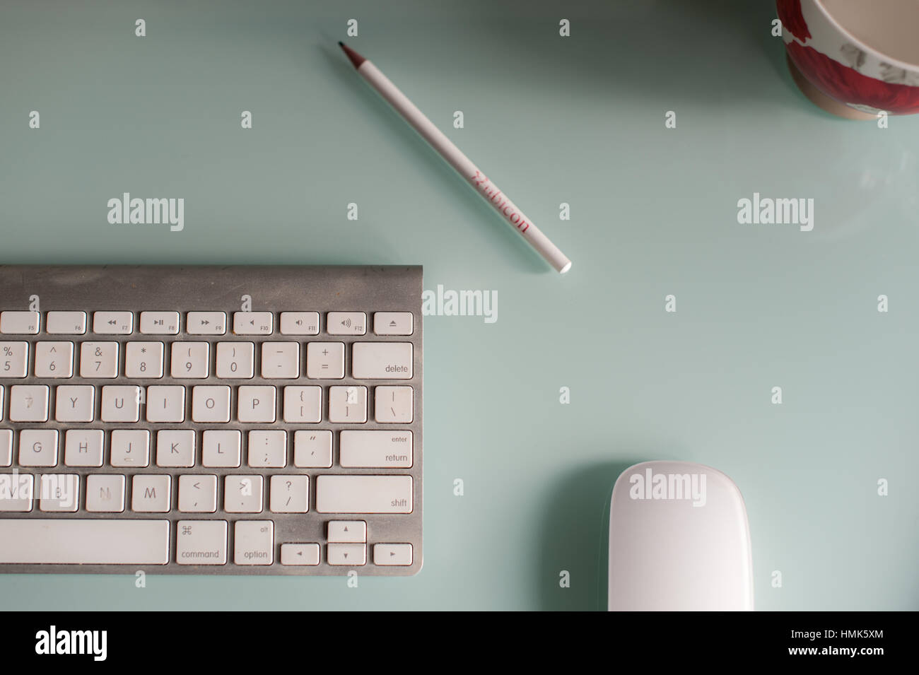 Büroschreibtisch eines Geschäftsreisenden von oben mit Kopierfläche aufgenommen. Stockfoto