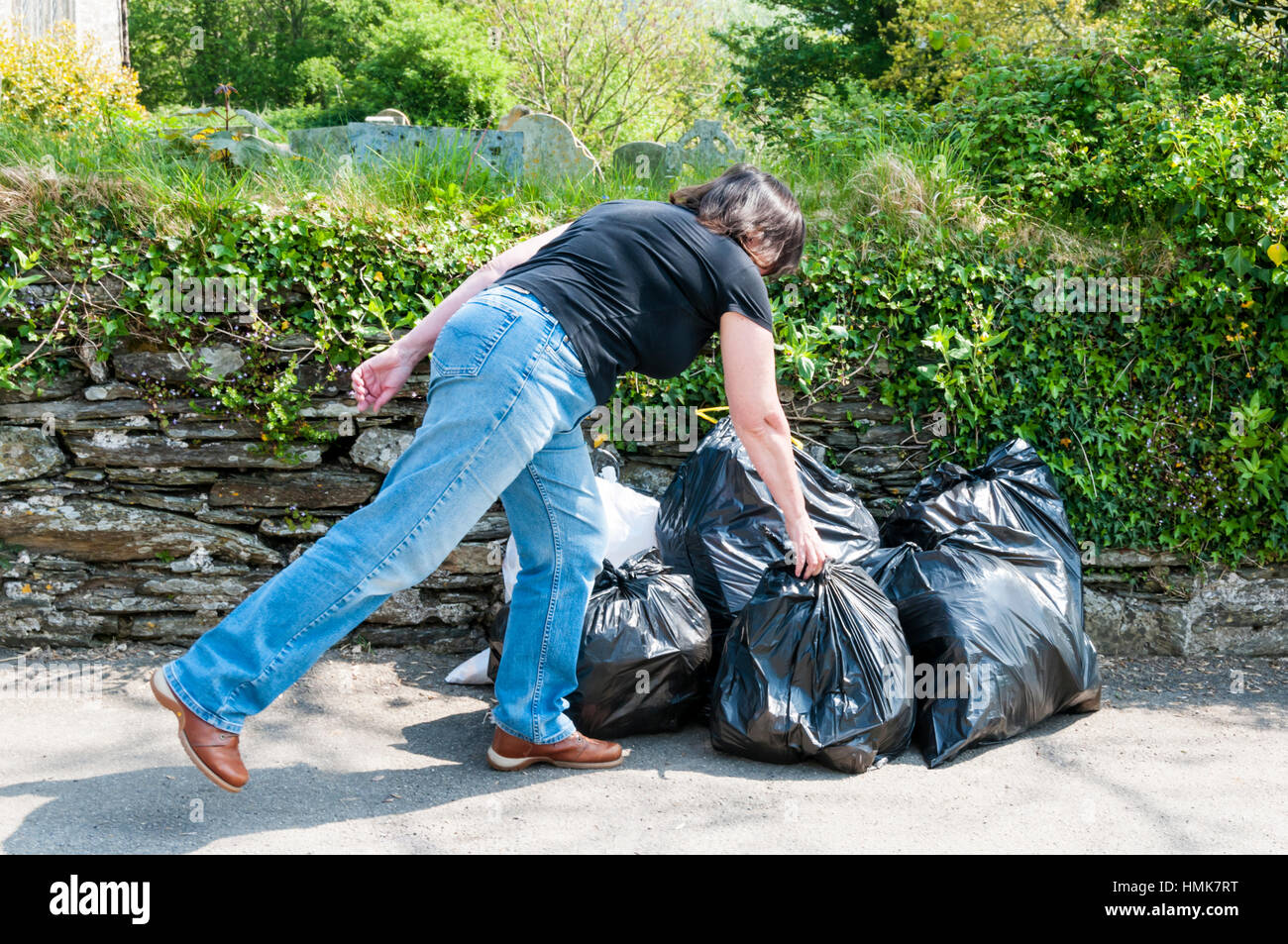 Außerbetriebnahme Müll in schwarzen Säcke für die Sammlung. Im ländlichen Cornwall. Stockfoto