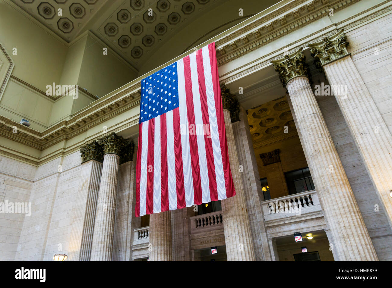 Große amerikanische Flagge, den Sternen und Streifen an der Chicago Union Station. Stockfoto