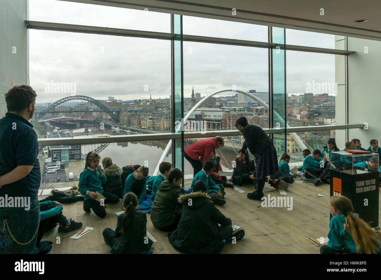 Schülerinnen und Schüler genießen die Aussicht vom Feld "anzeigen" auf der 4. Etage des Baltic Centre for Contemporary Art in Gateshead... Stockfoto