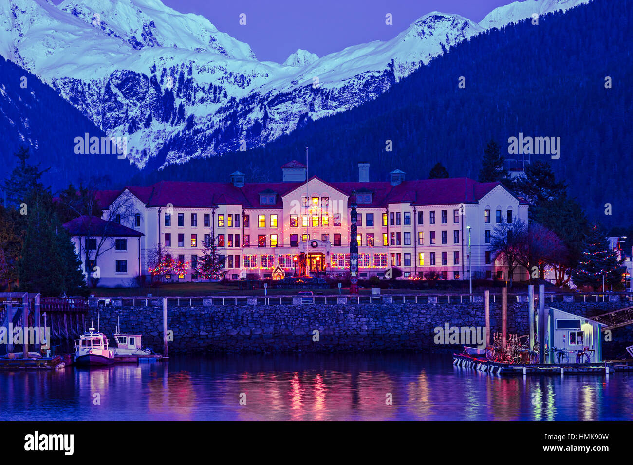 Blick auf die Sitka Pioneer home und The Sisters Berge im Hintergrund während der Weihnachtszeit in Sitka, Alaska, USA. Stockfoto