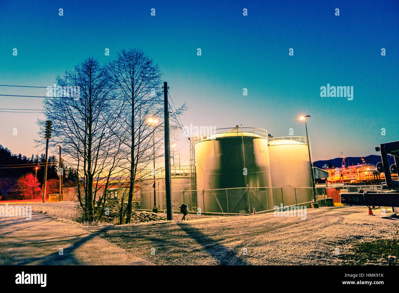 Kraftstofftanks in der Nähe von der Alaska Marine Highway ferry Terminal, Sitka, Alaska, USA. Stockfoto