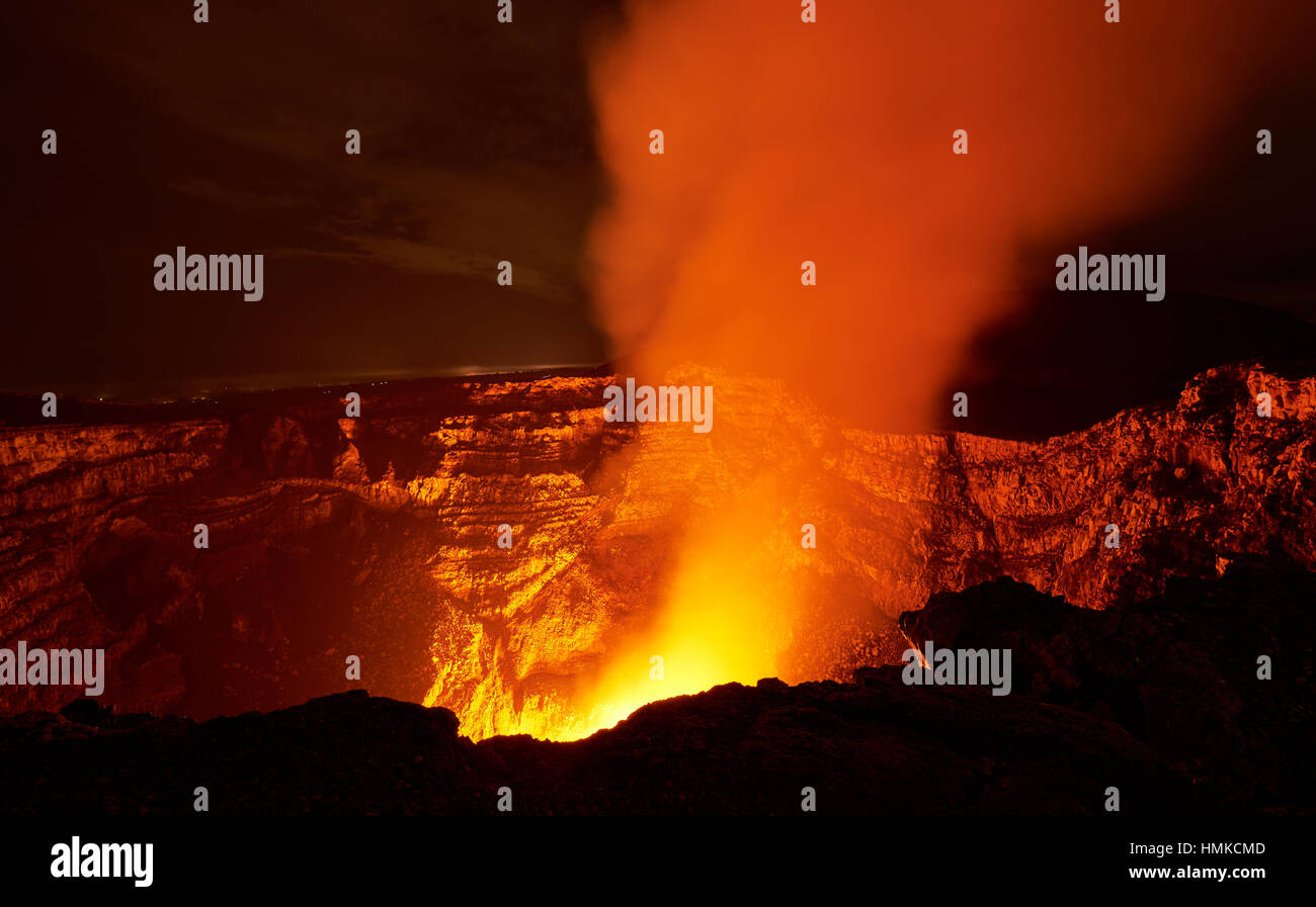 Flamme im Vulkankrater mit Rauch in der Nacht kommen Stockfoto