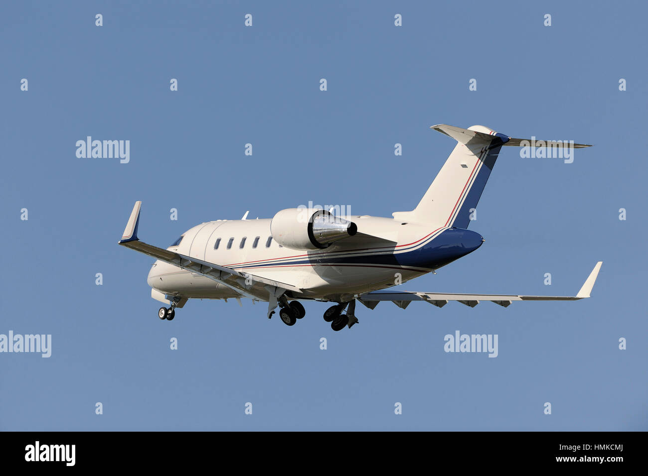Boeing Firma Bombardier Challenger 605 klettern nach dem Start mit Fahrwerk ausfahren Stockfoto