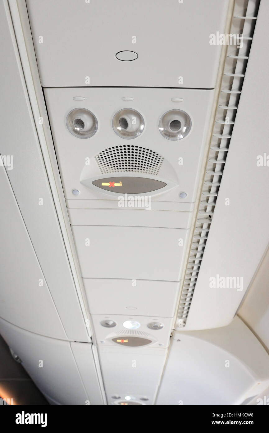 Overhead Frischluft-Schlote Rauchen zu unterzeichnen, in der Economy Class Kabine Singapore Airlines Airbus A380 Enroute Flug-Nummer SQ317 Stockfoto