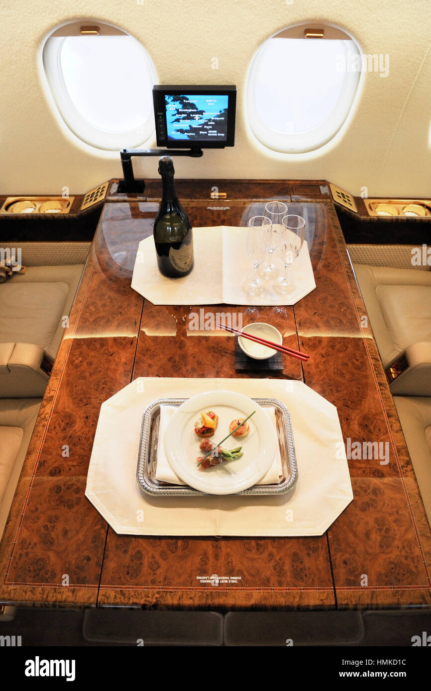 Flasche Dom Perignon Champagner Gläser Starter im Passagier-Kabine Execujet UK Dassault Falcon 2000 Business-jet Stockfoto