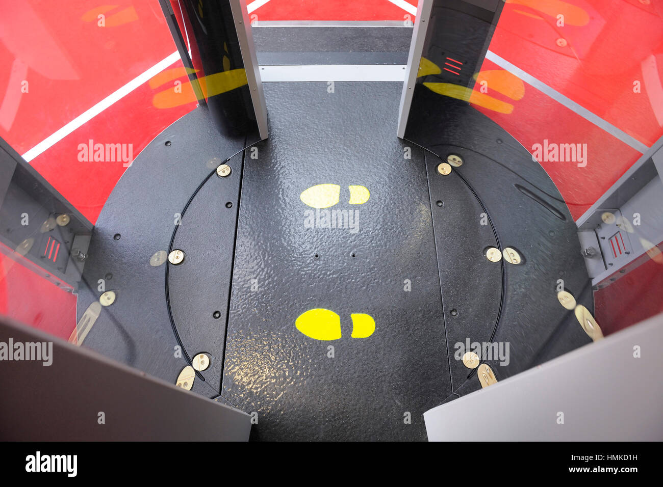 L3 Communications Bestimmung ATD Millimeter Radiowave Körper-Scanner auf Counter Terror Expo 2010 im Olympia Exhibition Centre, Stockfoto