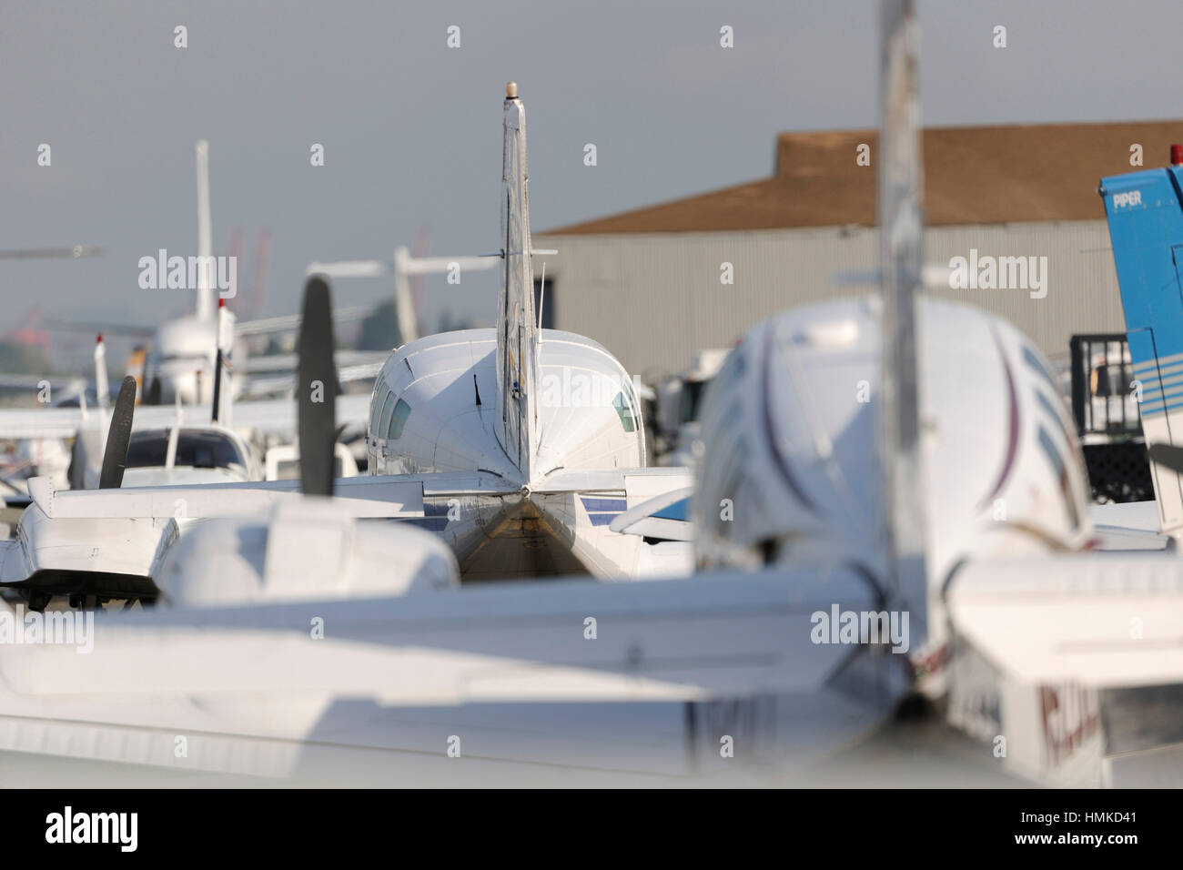 Beech 58 Baron mit Cessna 402 und Boeing 737 hinter Stockfoto