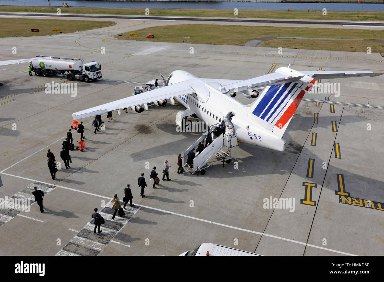 Handgepäck Passagiere einsteigen Air France - CityJet BAE 146 Avro RJ-85  geparkt Luft BP tanken Bowser hinter London City Stockfotografie - Alamy
