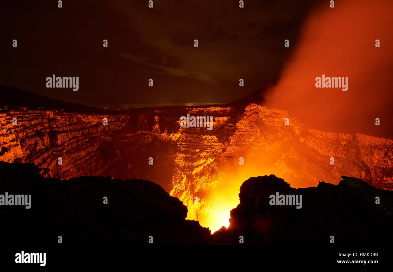 breiten Krater des Vulkans mit dem Rauch in der Nacht Stockfoto