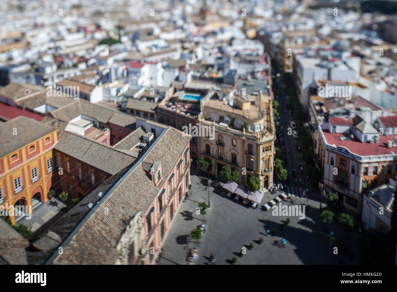 Nach Osten auf Sevilla Stadtzentrum von der Giralda Turm, Spanien. Geneigte Objektiv für eine geringere Schärfentiefe. Stockfoto