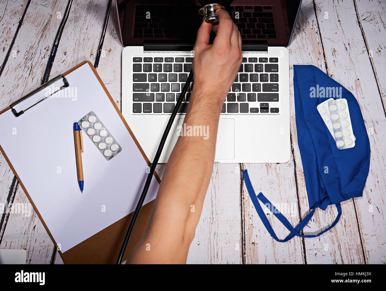 Arzt machen medizinische prüfen Sie online, per laptop Stockfoto