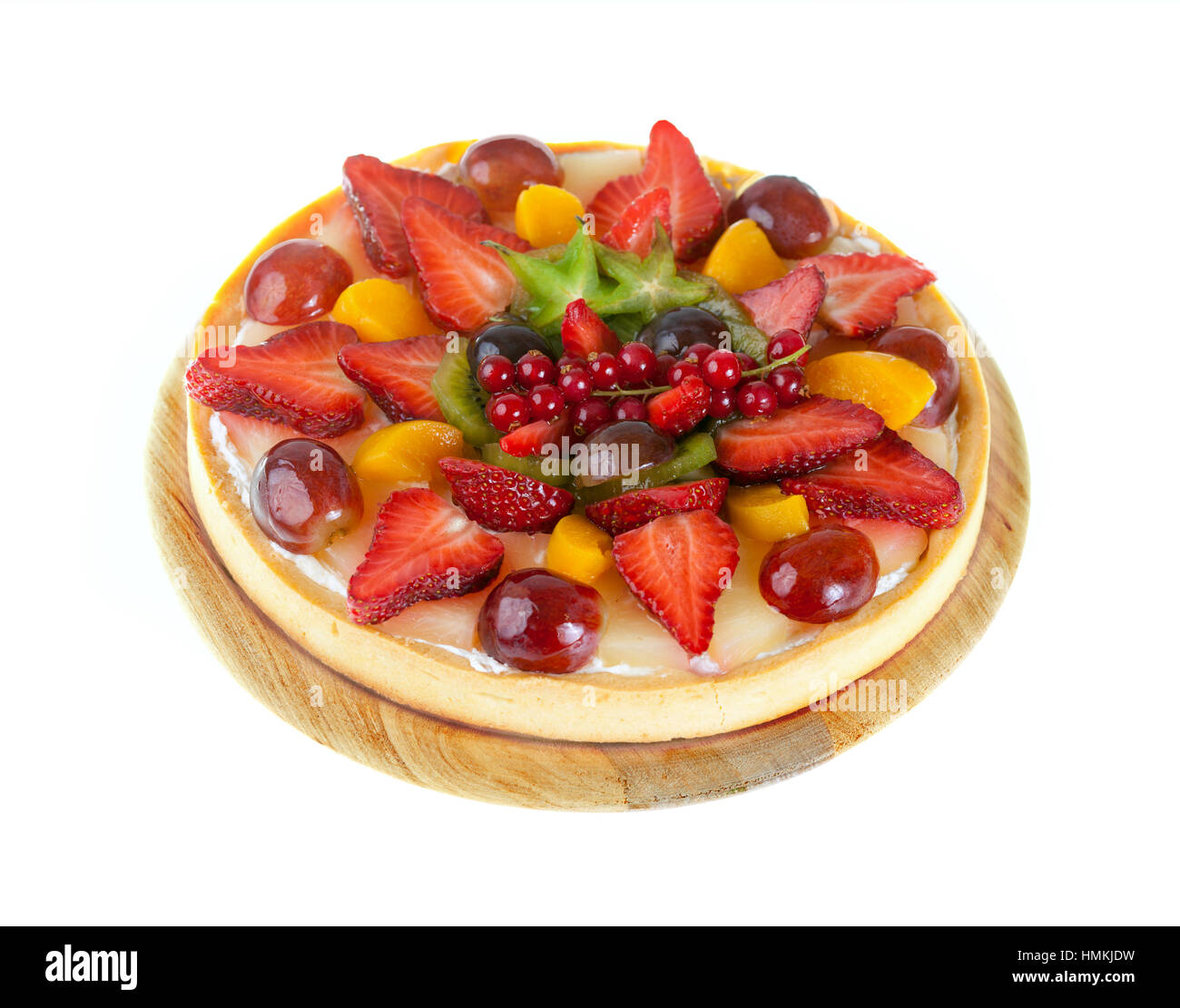 Kuchen mit Obst und Beeren, die isoliert auf weißem Hintergrund Stockfoto